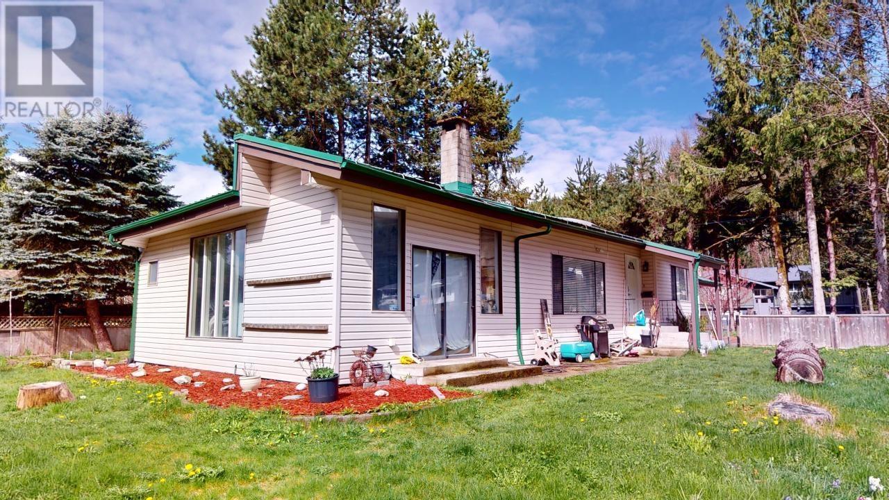 1980 Spruce Drive, Squamish, British Columbia  V8B 0W7 - Photo 3 - R2836767