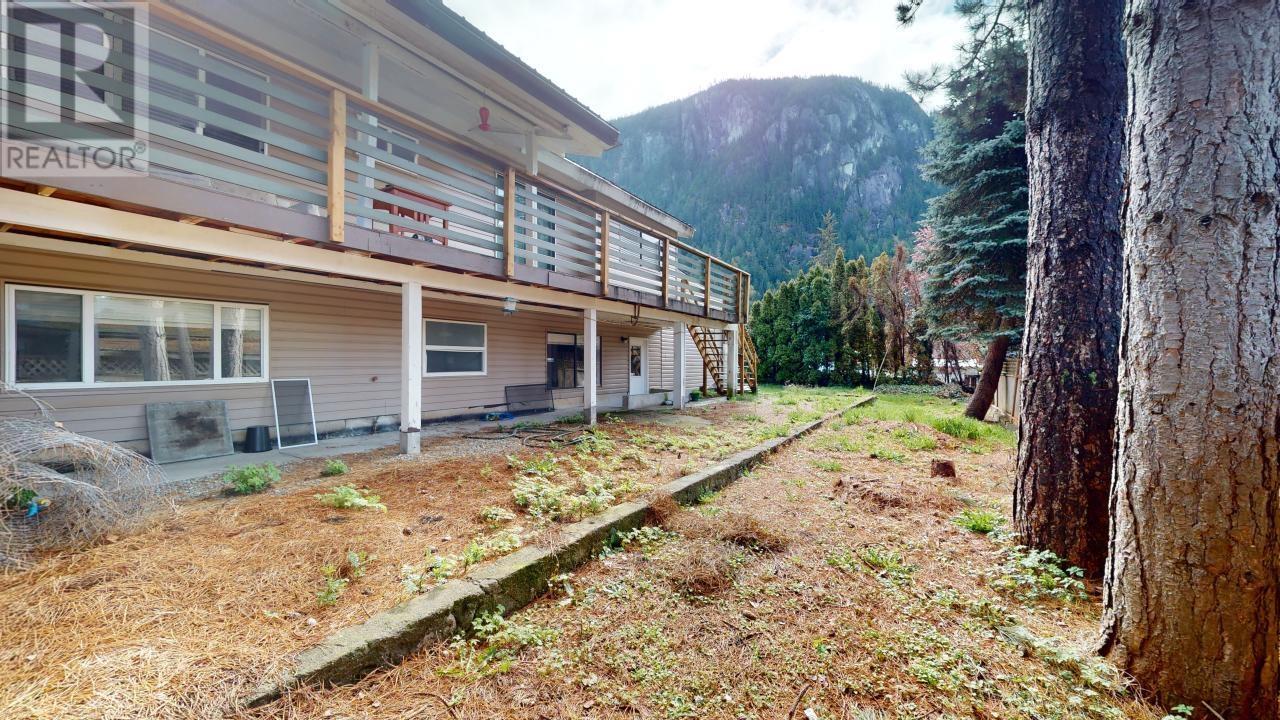 1980 Spruce Drive, Squamish, British Columbia  V8B 0W7 - Photo 5 - R2836767