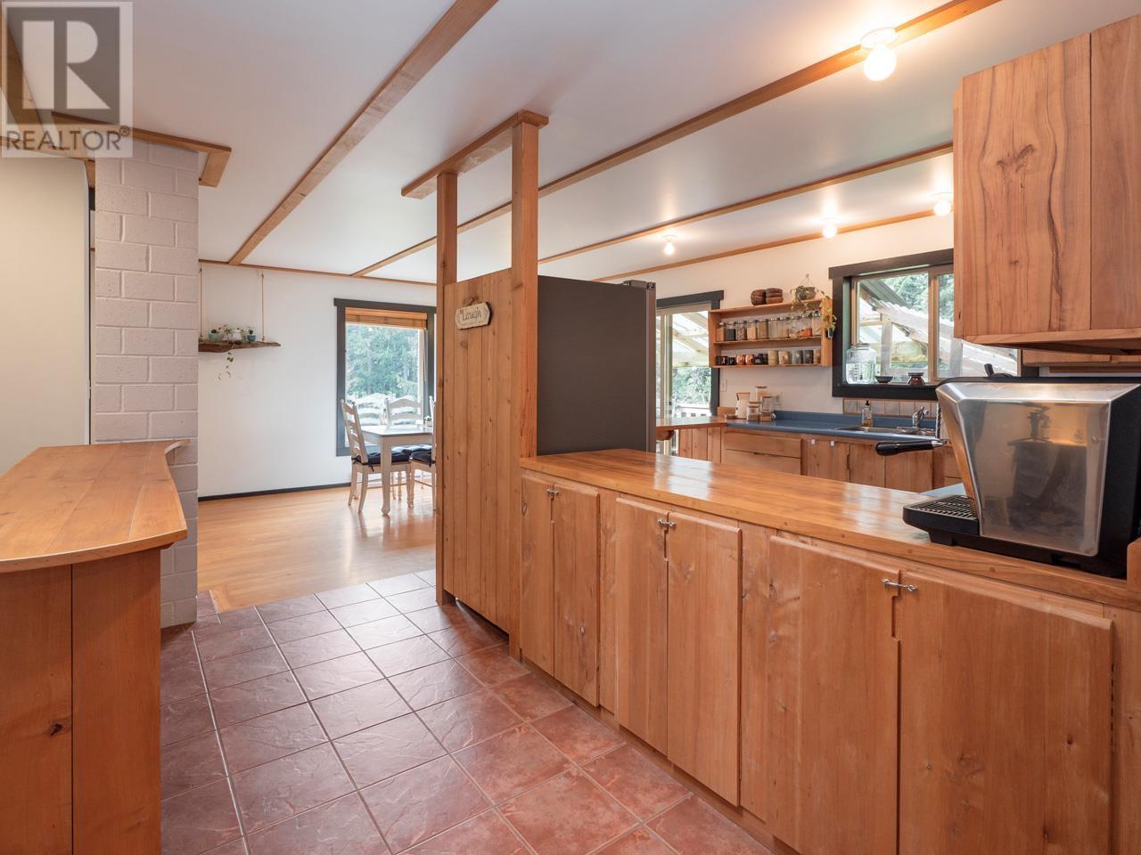833 Byng Road, Roberts Creek, British Columbia  V0N 2W6 - Photo 15 - R2837460