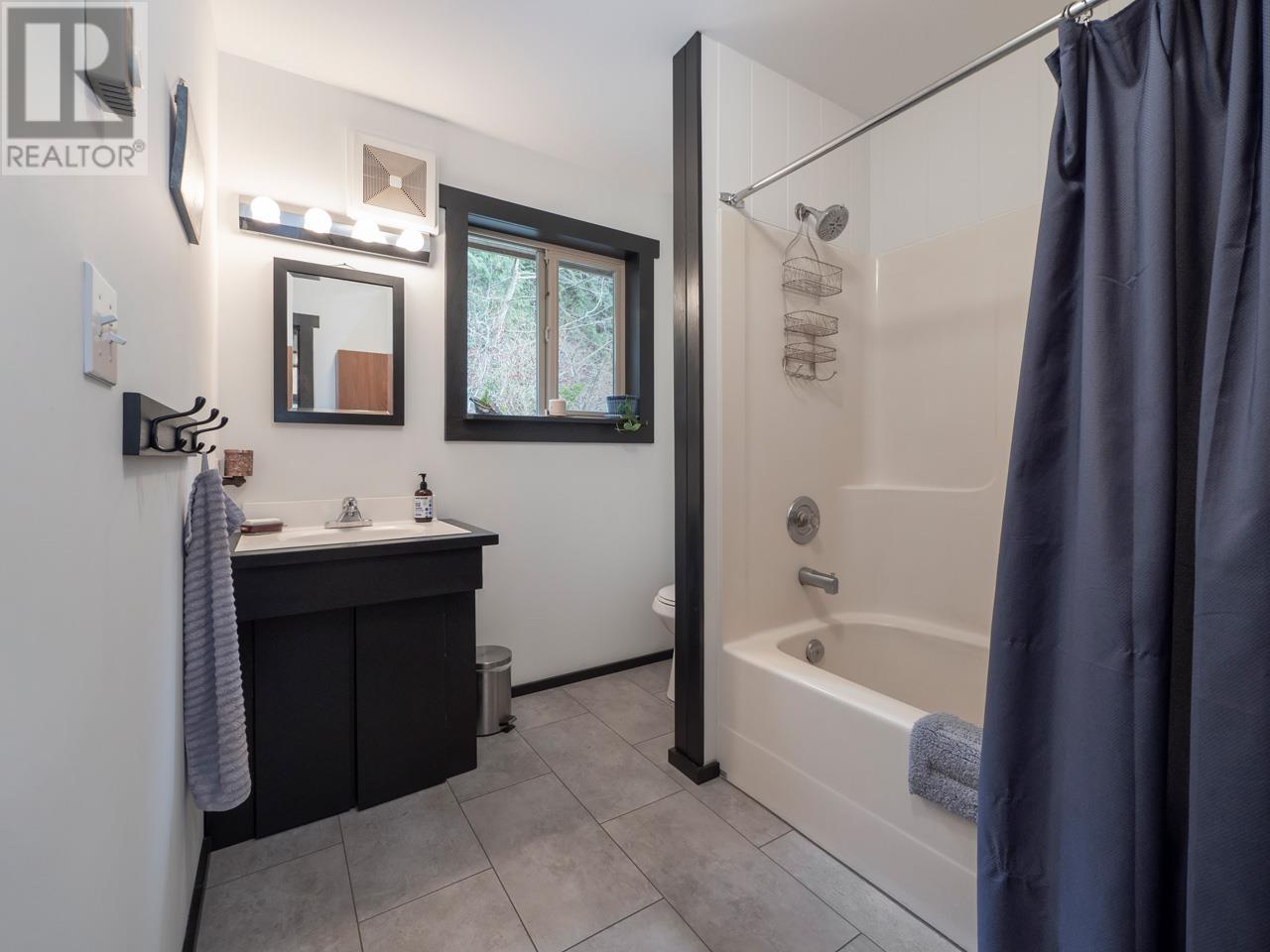 833 Byng Road, Roberts Creek, British Columbia  V0N 2W6 - Photo 24 - R2837460