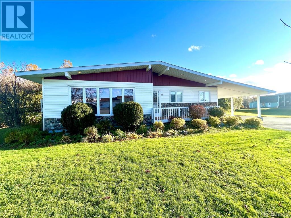 61 Rue Du Ruisseau, Lamèque, New Brunswick  E8T 1M2 - Photo 1 - NB093592