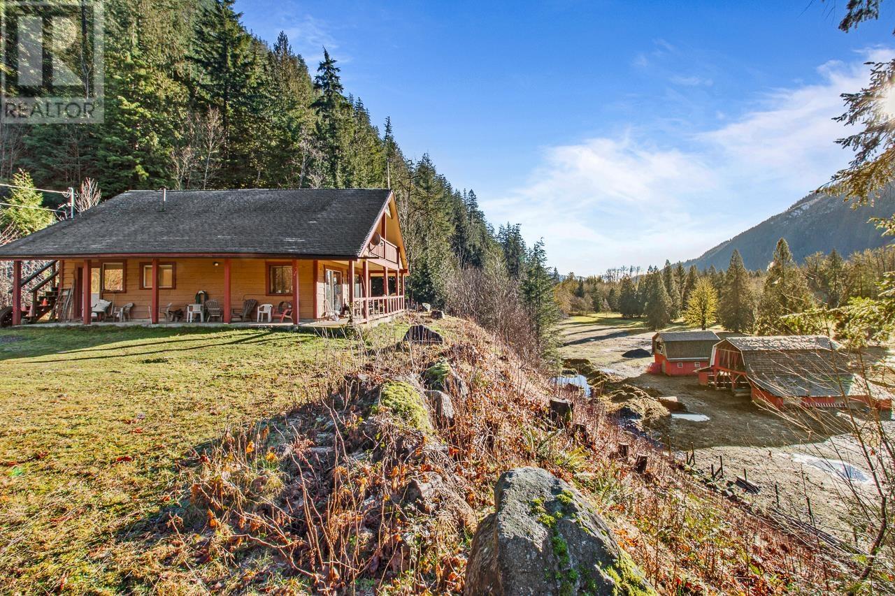 15986 Squamish Valley Road, Squamish, British Columbia  V0N 1T0 - Photo 1 - R2838330