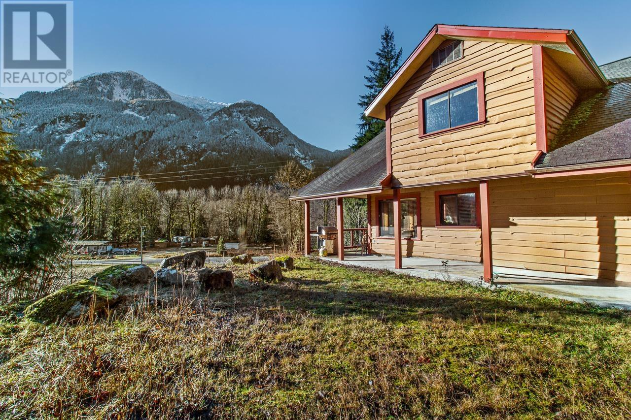 15986 Squamish Valley Road, Squamish, British Columbia  V0N 1T0 - Photo 2 - R2838330