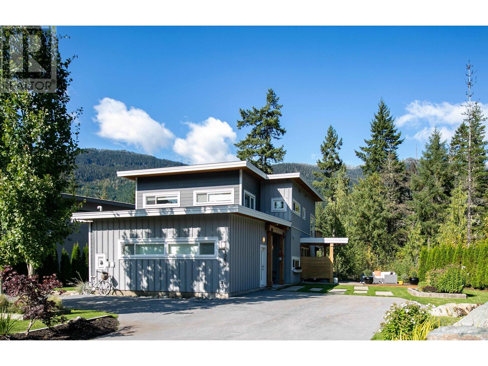 1087 Madeley Place, Whistler, British Columbia  V8E 0K5 - Photo 2 - R2838535