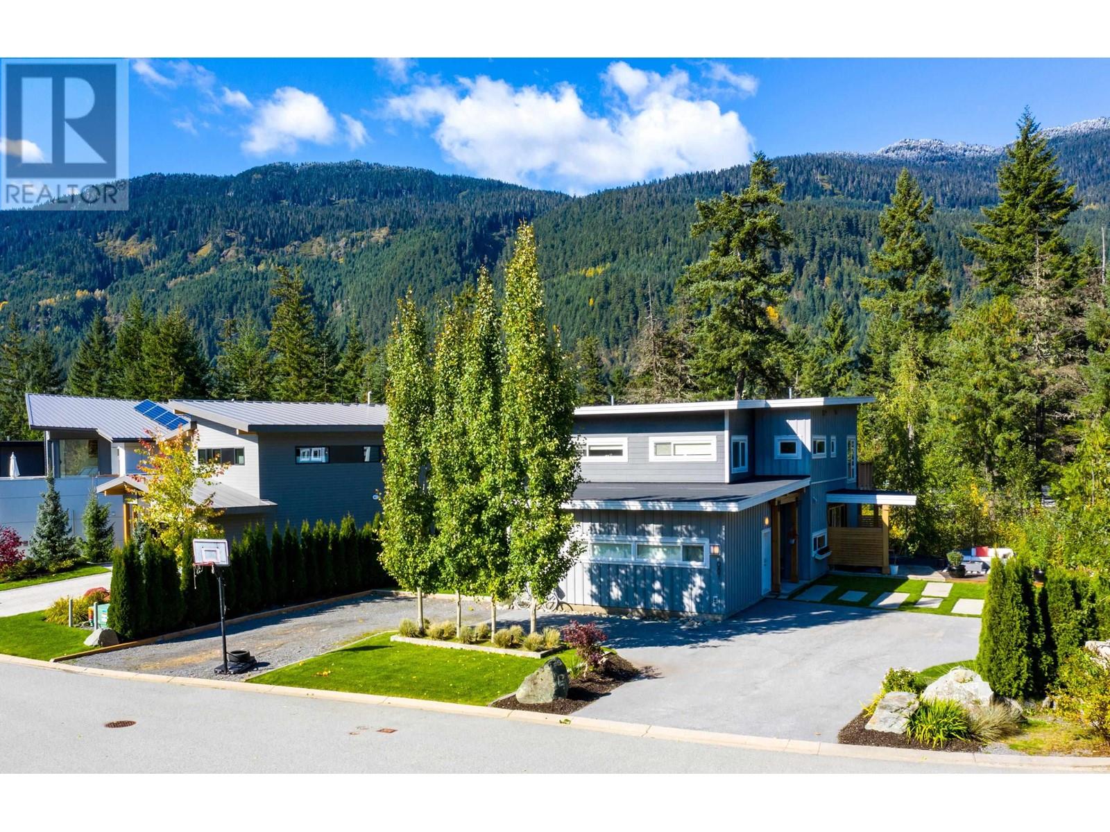 1087 Madeley Place, Whistler, British Columbia  V8E 0K5 - Photo 3 - R2838535