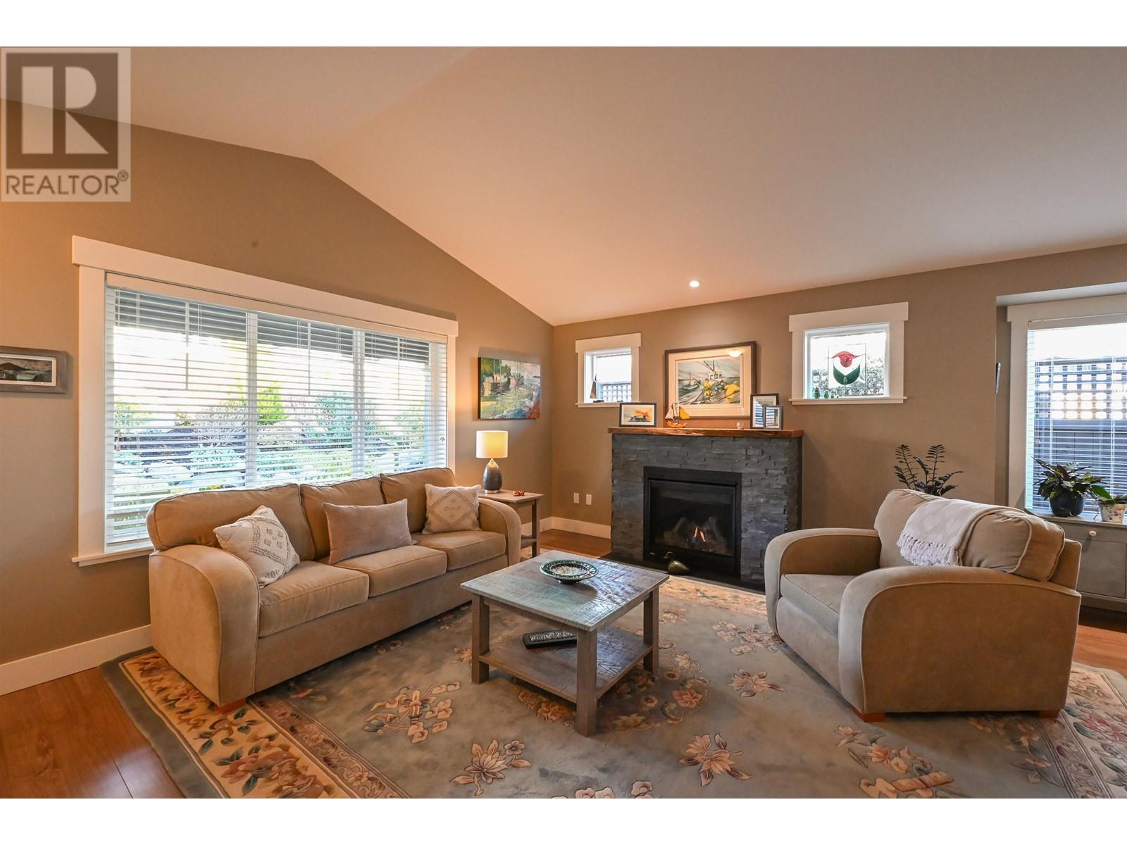 6251 Oracle Road, Sechelt, British Columbia  V7Z 0N7 - Photo 2 - R2839024