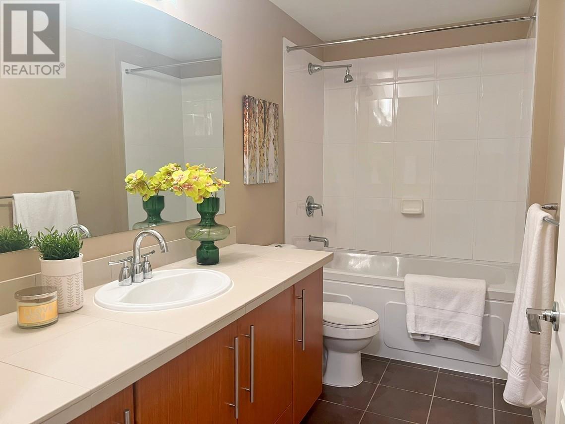 Listing Picture 8 of 21 : 301 6268 EAGLES DRIVE, Vancouver / 溫哥華 - 魯藝地產 Yvonne Lu Group - MLS Medallion Club Member