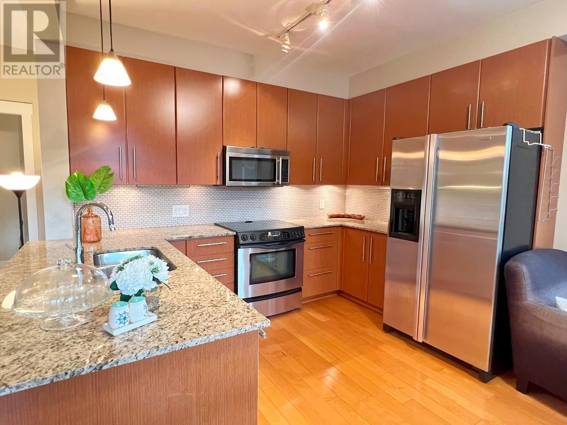 Listing Picture 6 of 21 : 301 6268 EAGLES DRIVE, Vancouver / 溫哥華 - 魯藝地產 Yvonne Lu Group - MLS Medallion Club Member