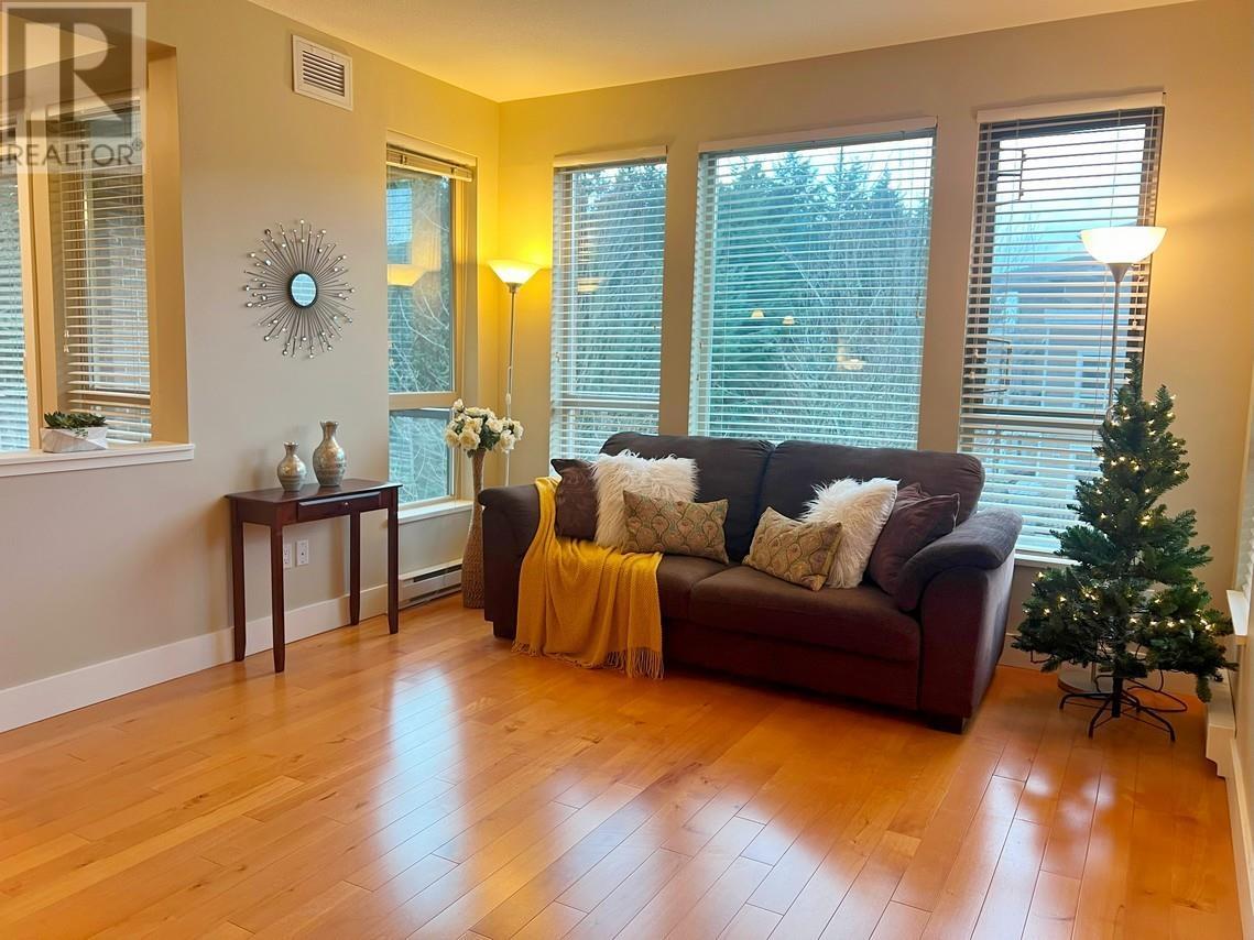 Listing Picture 4 of 21 : 301 6268 EAGLES DRIVE, Vancouver / 溫哥華 - 魯藝地產 Yvonne Lu Group - MLS Medallion Club Member