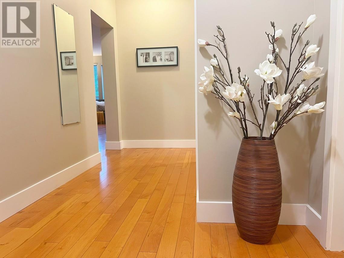 Listing Picture 2 of 21 : 301 6268 EAGLES DRIVE, Vancouver / 溫哥華 - 魯藝地產 Yvonne Lu Group - MLS Medallion Club Member