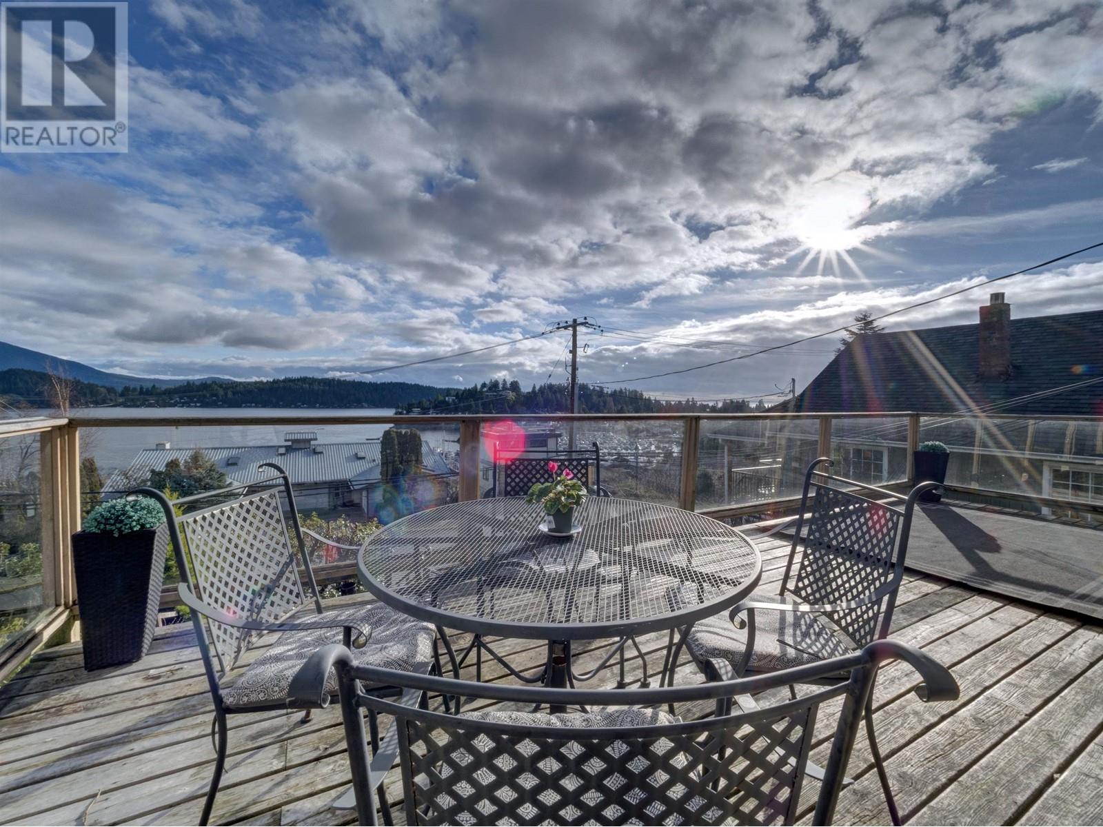 529 S Fletcher Road, Gibsons, British Columbia  V0N 1V0 - Photo 1 - R2840404