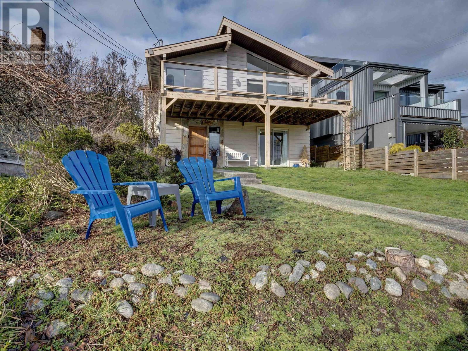 529 S Fletcher Road, Gibsons, British Columbia  V0N 1V0 - Photo 2 - R2840404