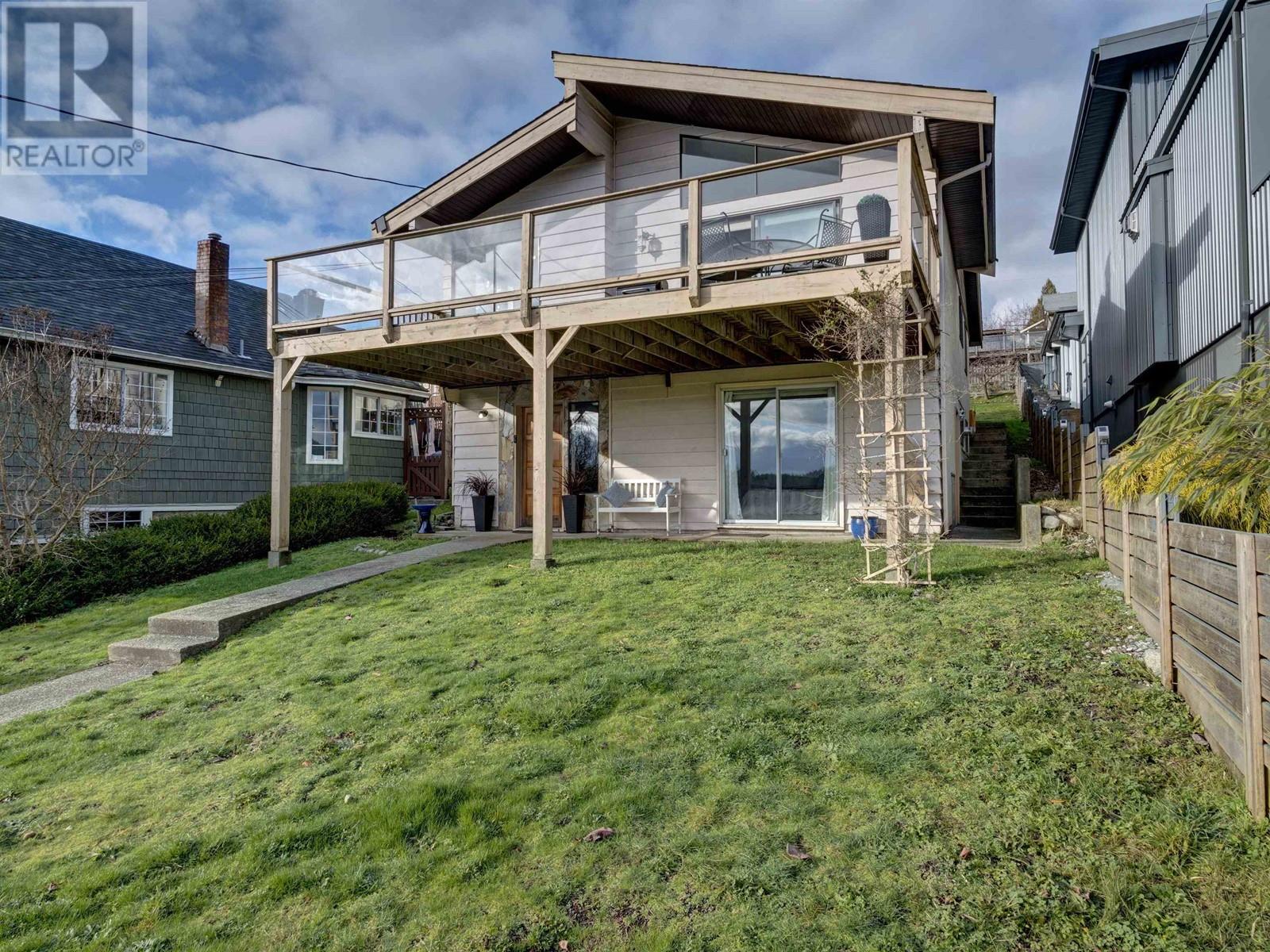 529 S Fletcher Road, Gibsons, British Columbia  V0N 1V0 - Photo 3 - R2840404