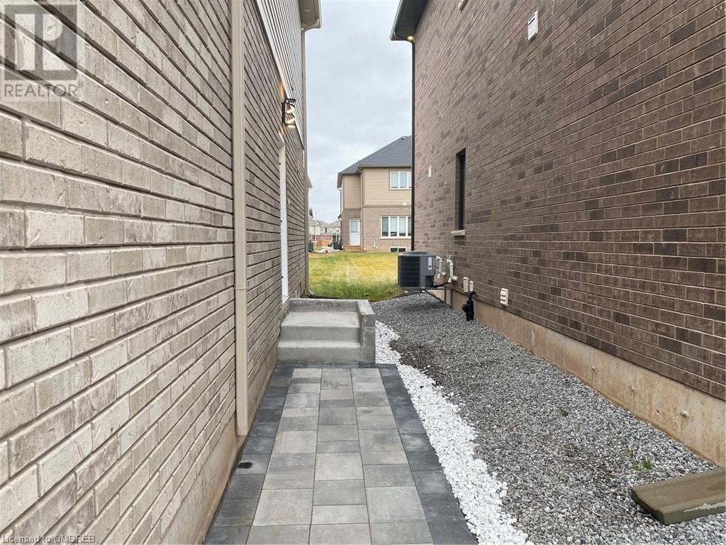 9323 White Oak Avenue, Niagara Falls, Ontario  L2G 0E9 - Photo 3 - 40525805