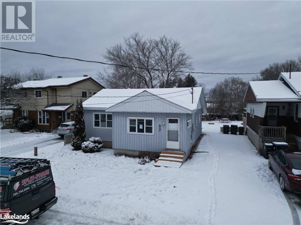 37 Sheridan Street, Penetanguishene, Ontario  L9M 1C6 - Photo 1 - 40528415