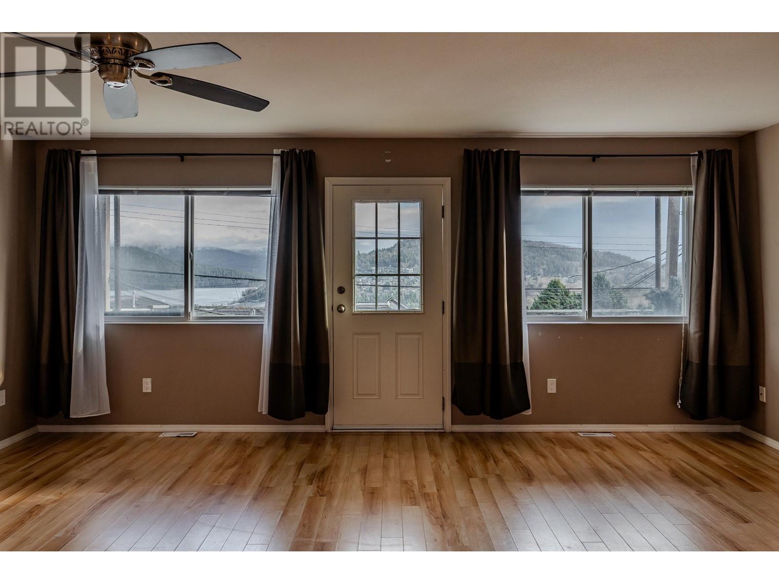 104 N Holdom Avenue, Burnaby, British Columbia  V5B 1K3 - Photo 6 - R2842369