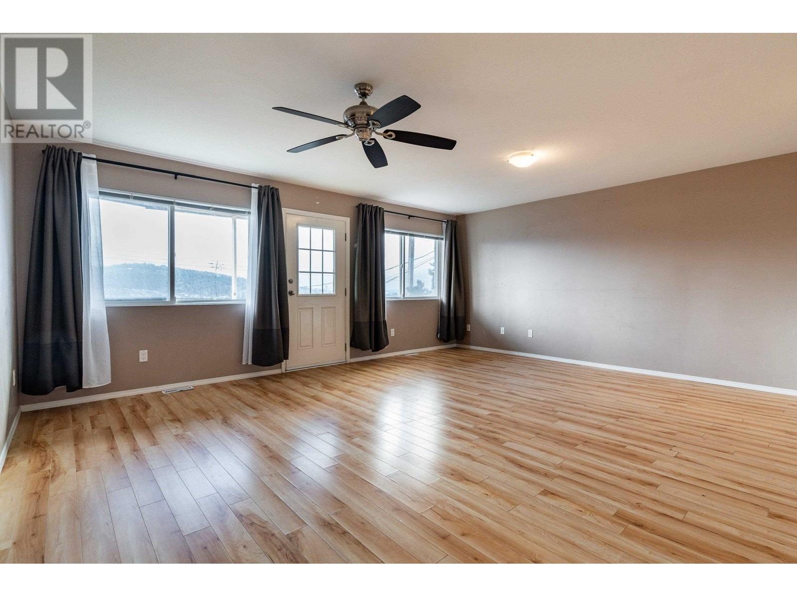 104 N Holdom Avenue, Burnaby, British Columbia  V5B 1K3 - Photo 5 - R2842369