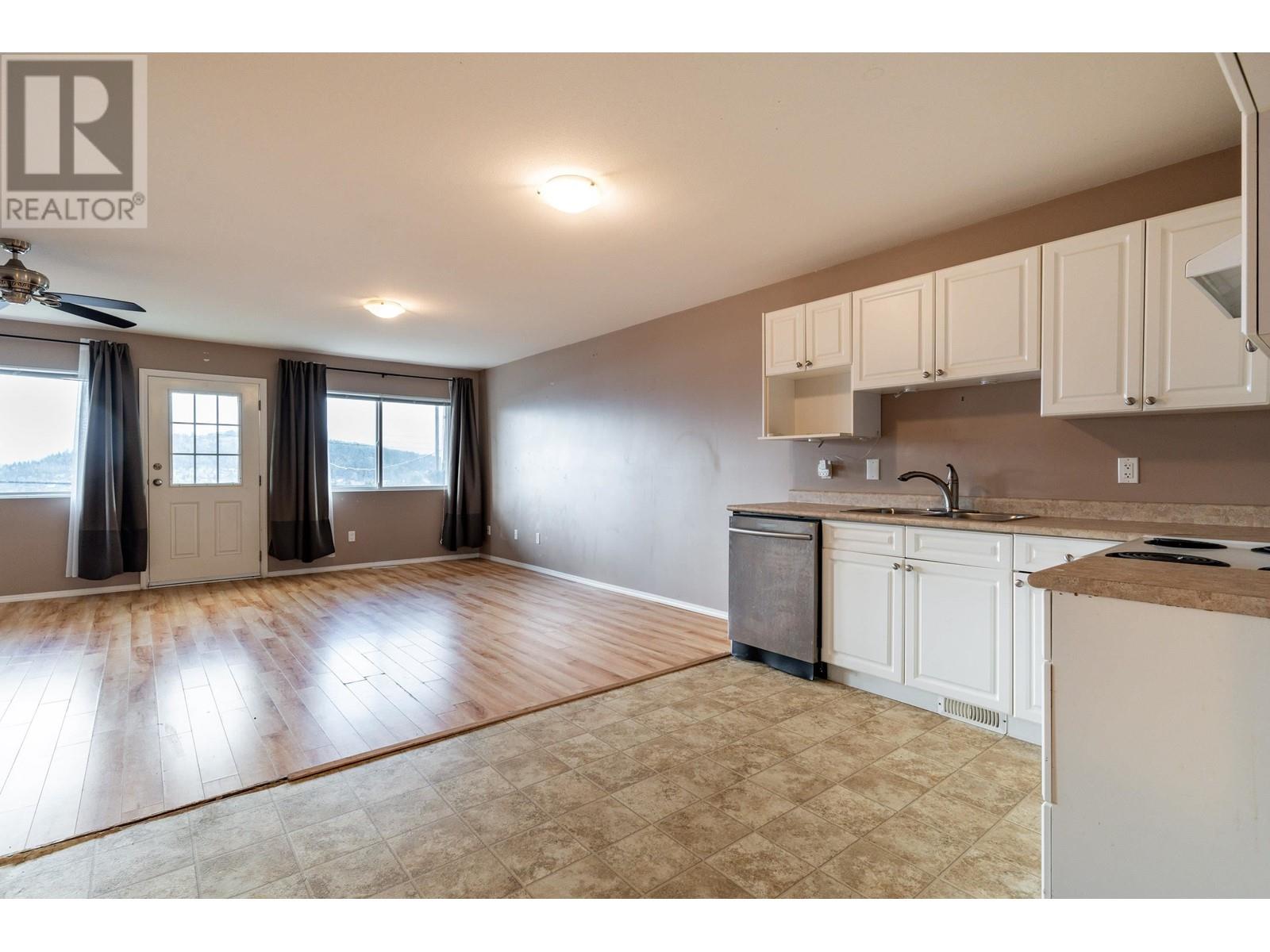 104 N Holdom Avenue, Burnaby, British Columbia  V5B 1K3 - Photo 3 - R2842369