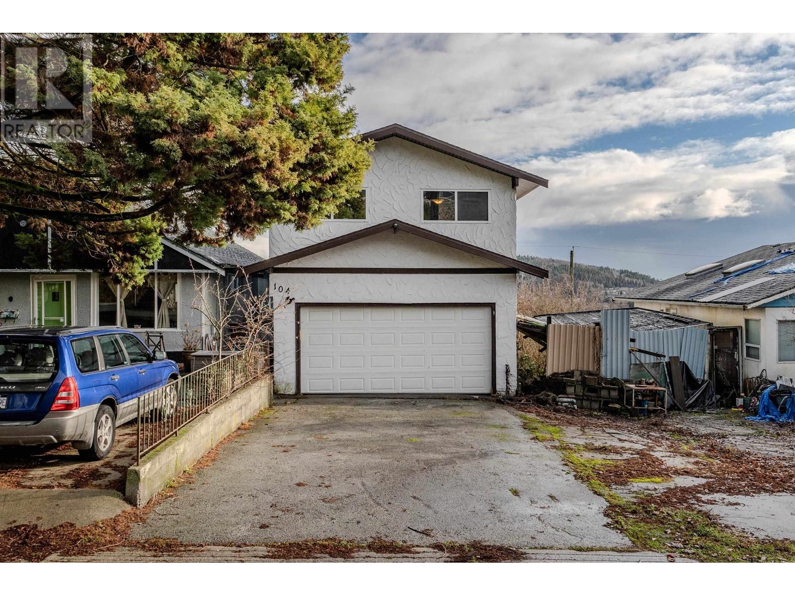 104 N Holdom Avenue, Burnaby, British Columbia  V5B 1K3 - Photo 2 - R2842369