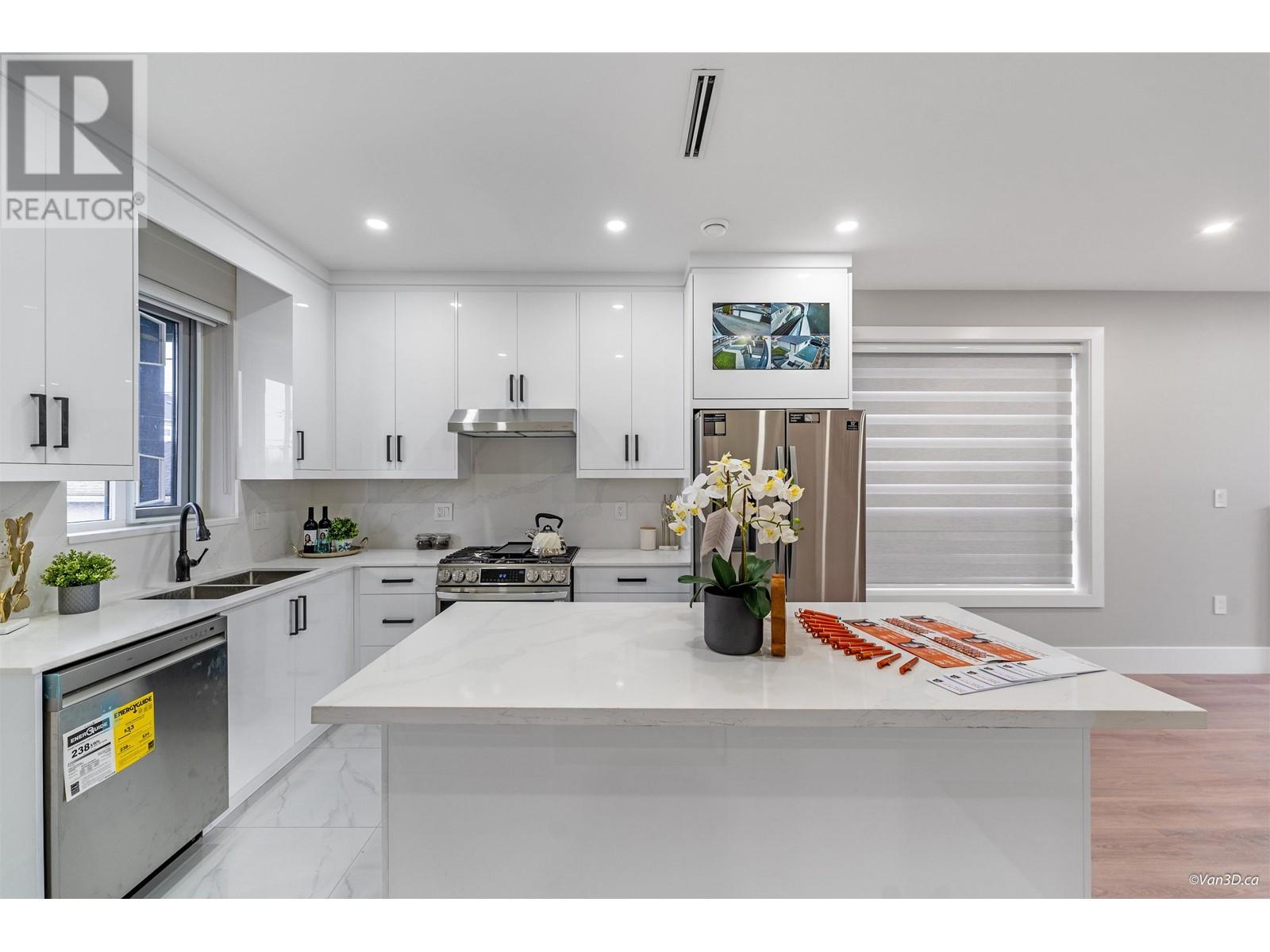 5470 Clarendon Street, Vancouver, British Columbia  V5R 3J9 - Photo 2 - R2842300