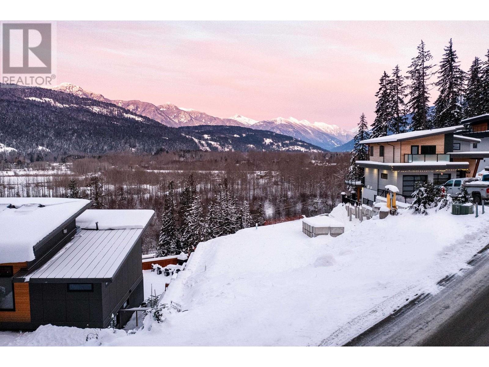 1303 Eagle Drive, Pemberton, British Columbia  V0N 2L0 - Photo 5 - R2843043