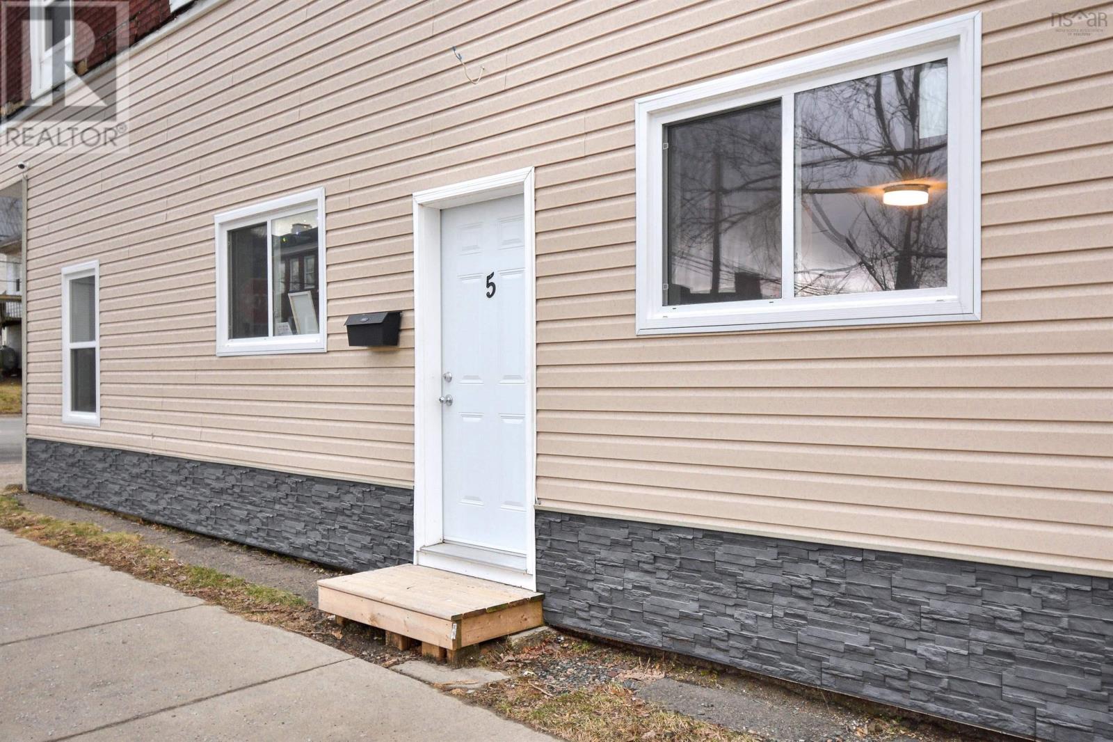 181 George Street, Sydney, Nova Scotia  B1P 1J1 - Photo 3 - 202401273