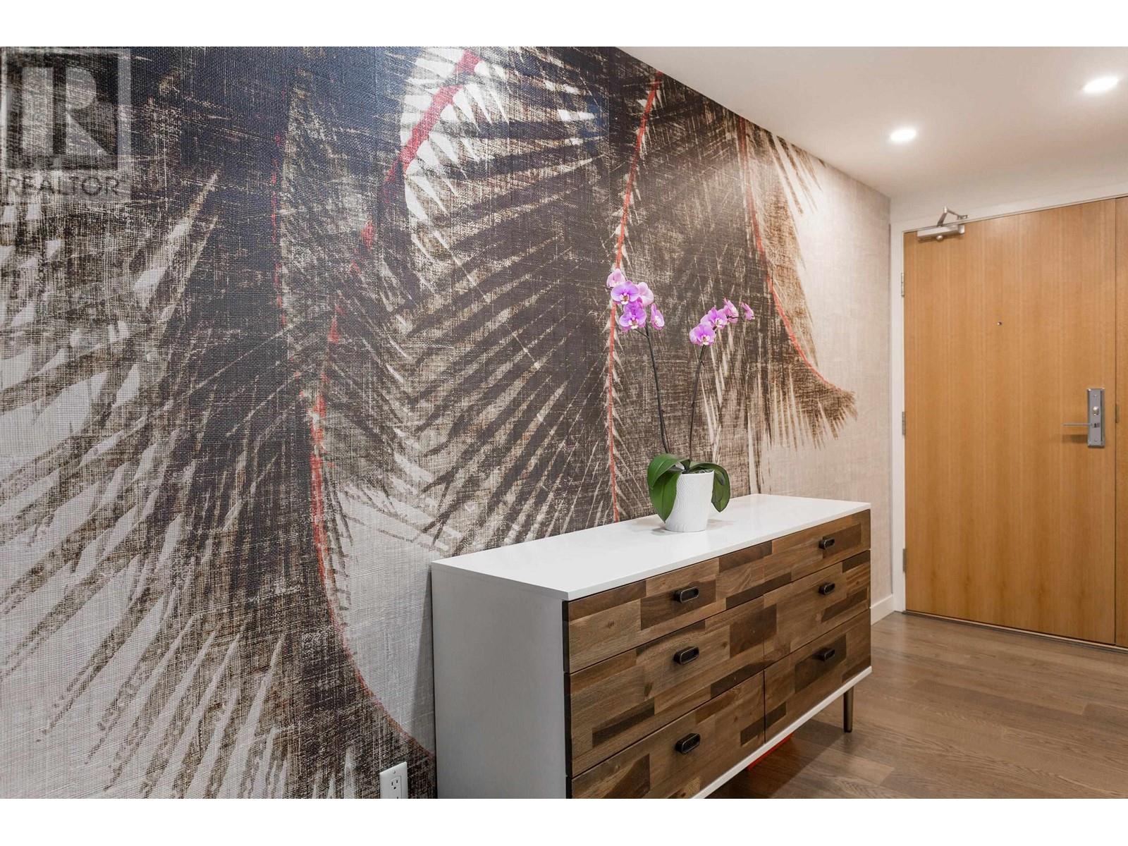 303 8 Smithe Mews, Vancouver, British Columbia  V6B 0A5 - Photo 3 - R2843781