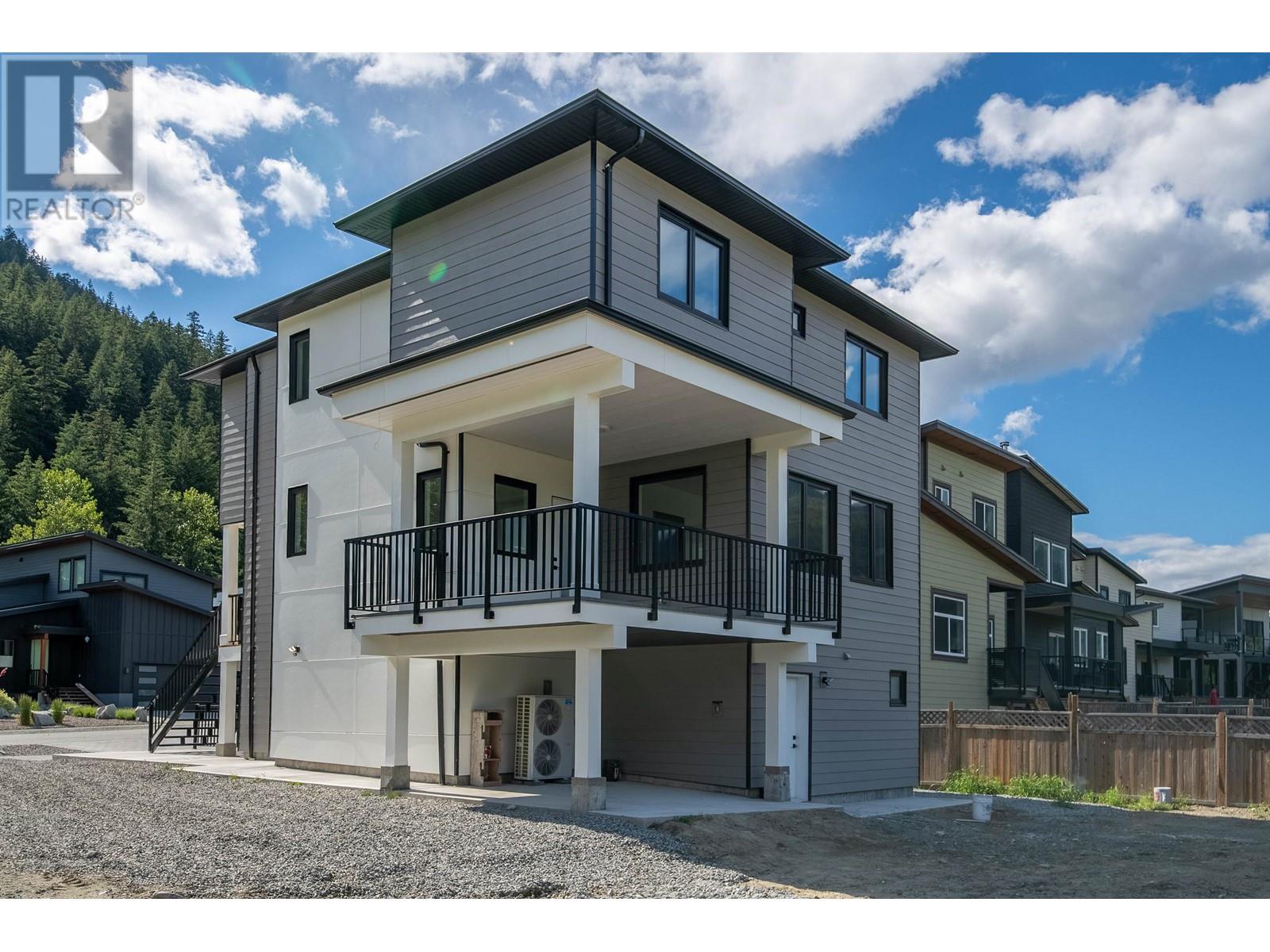 2047 Tiyata Boulevard, Pemberton, British Columbia  V0N 2L1 - Photo 2 - R2844100