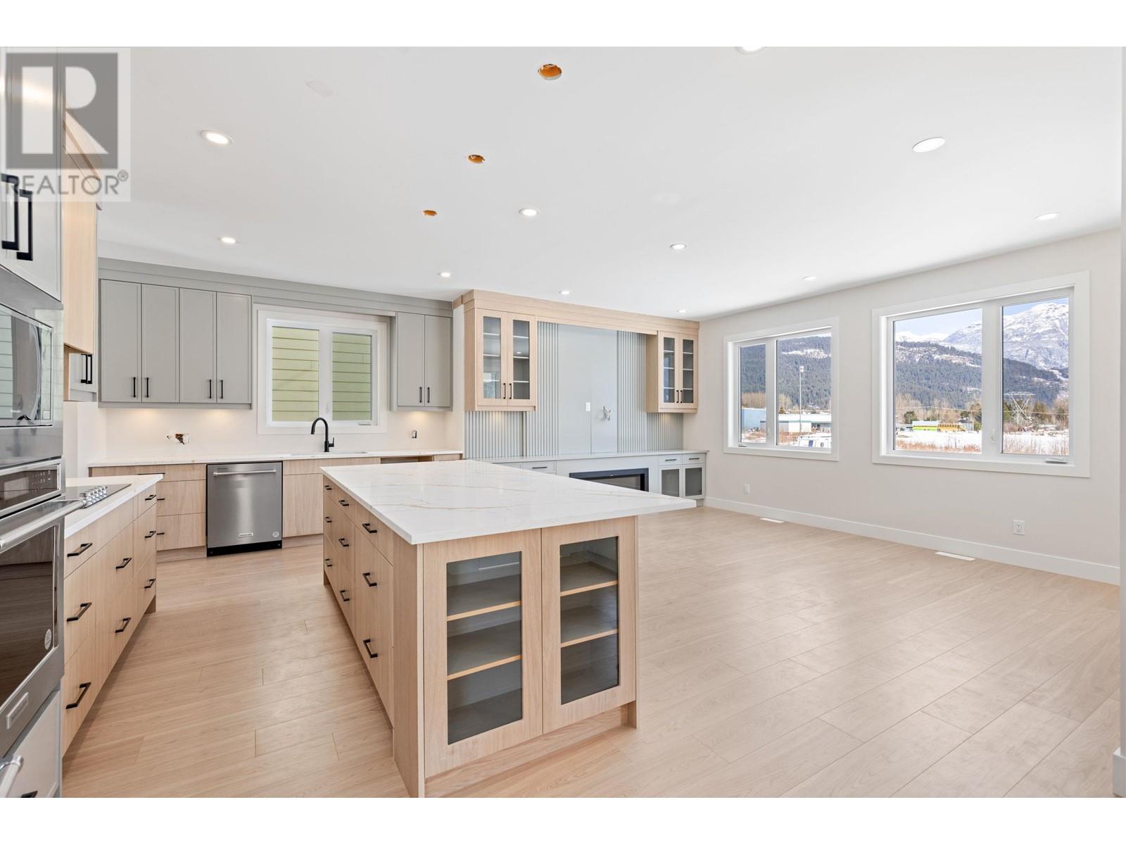 2047 Tiyata Boulevard, Pemberton, British Columbia  V0N 2L1 - Photo 3 - R2844100