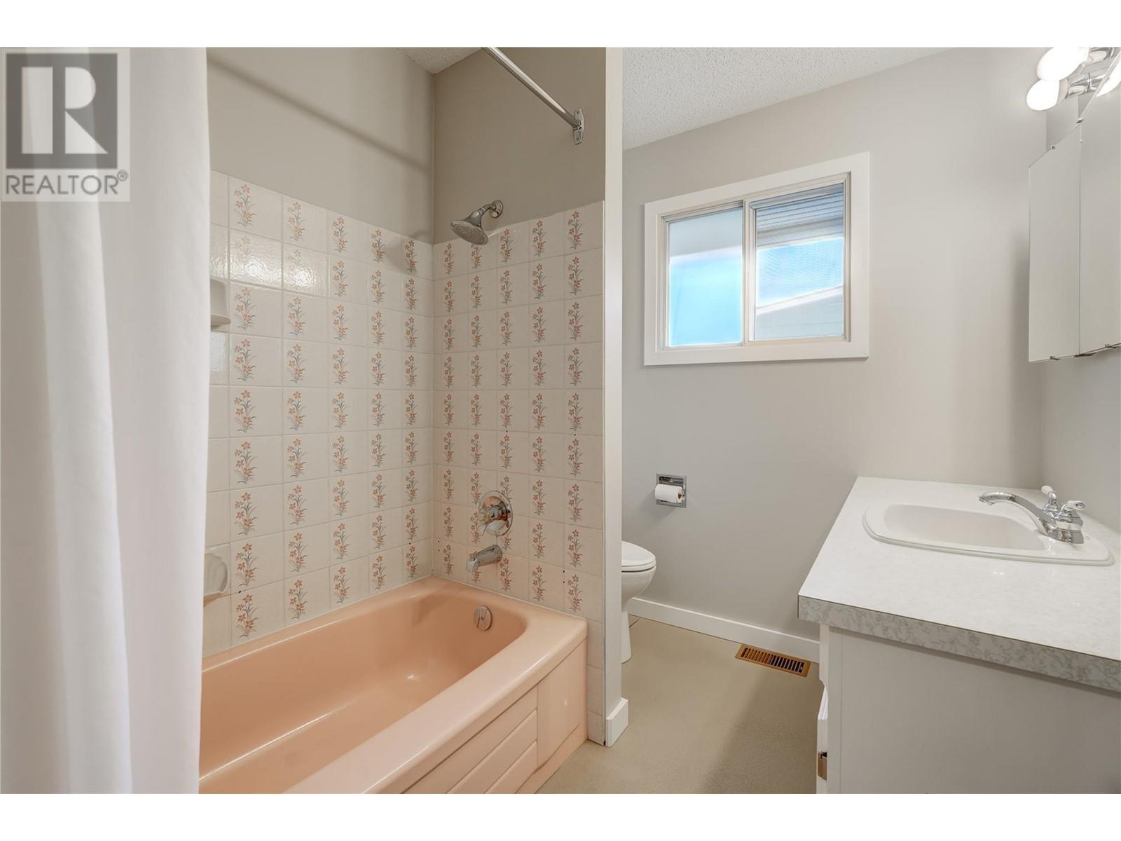 12241 Saunders Crescent Summerland