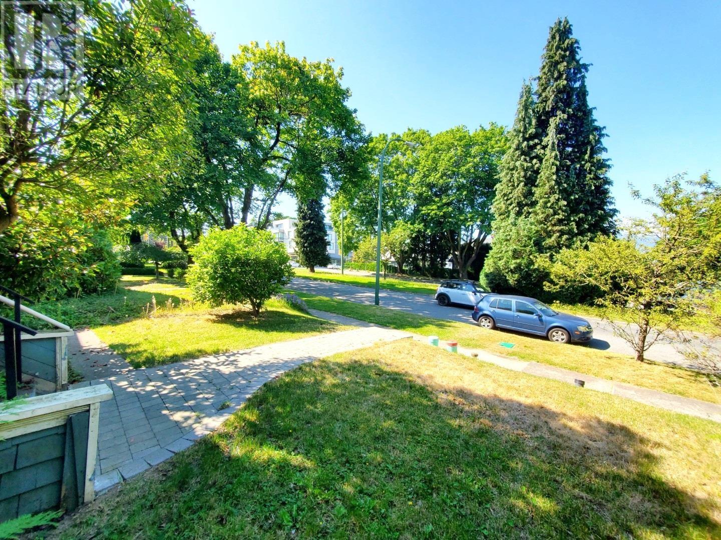 Listing Picture 2 of 27 : 3542 W 16TH AVENUE, Vancouver / 溫哥華 - 魯藝地產 Yvonne Lu Group - MLS Medallion Club Member