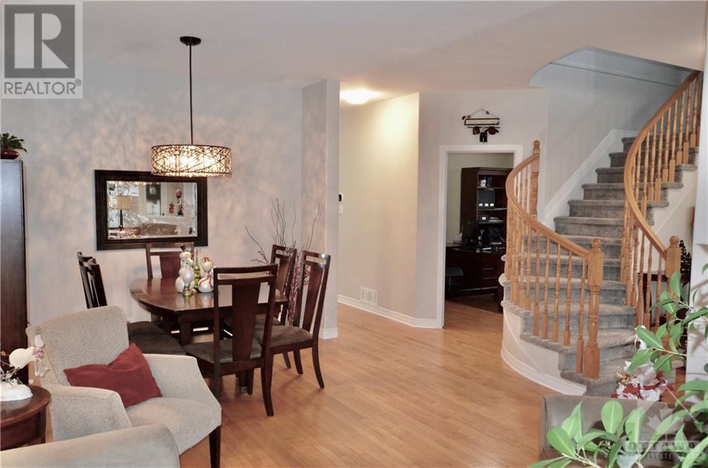 Photo 5 of listing located at 45 EVANSHEN CRESCENT