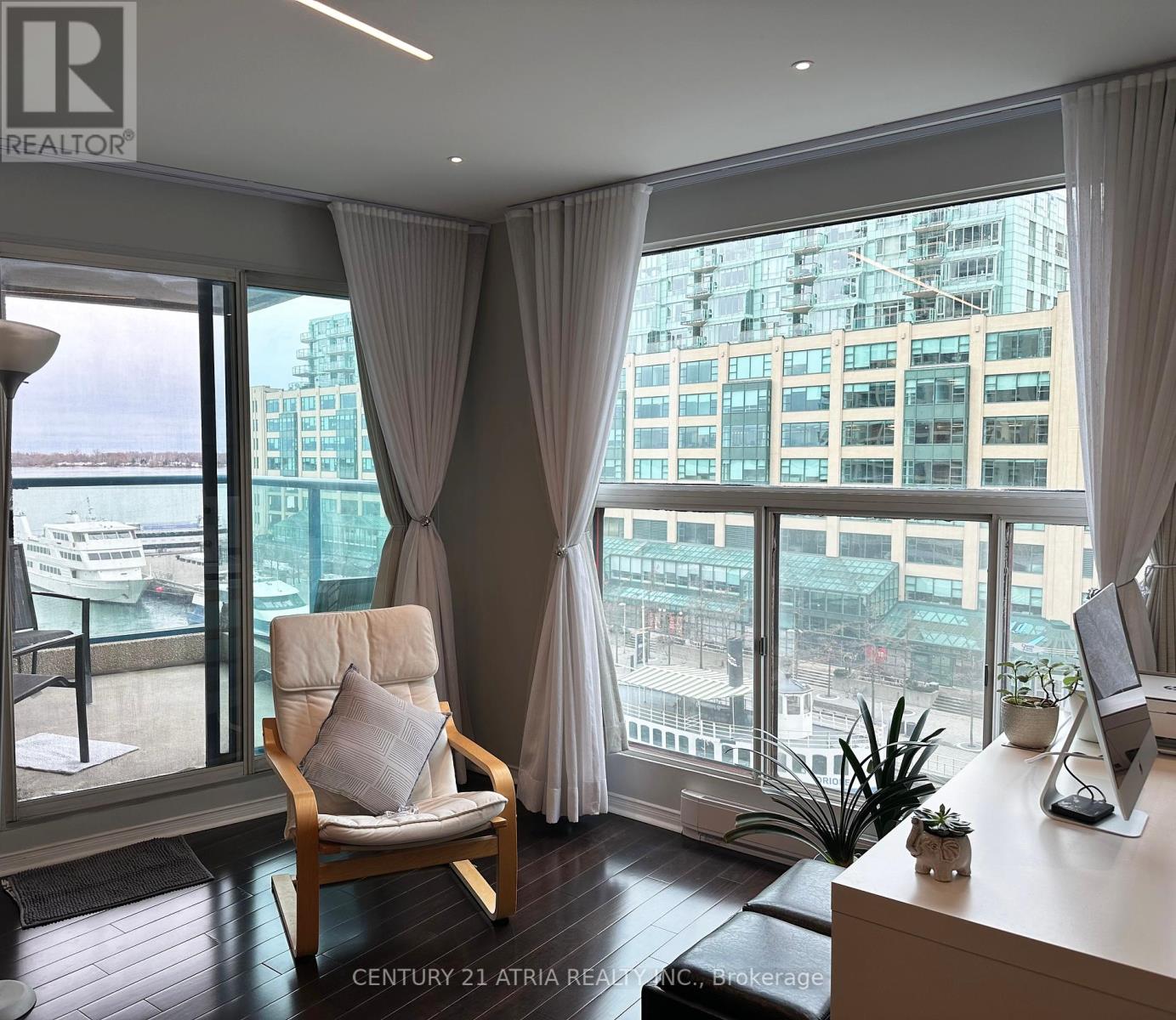 #811 -77 Harbour Sq, Toronto, Ontario  M5J 2S2 - Photo 7 - C8028182