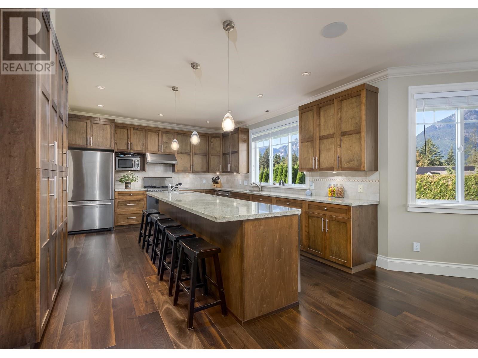 1017 Condor Place, Squamish, British Columbia  V8B 0P4 - Photo 2 - R2845217