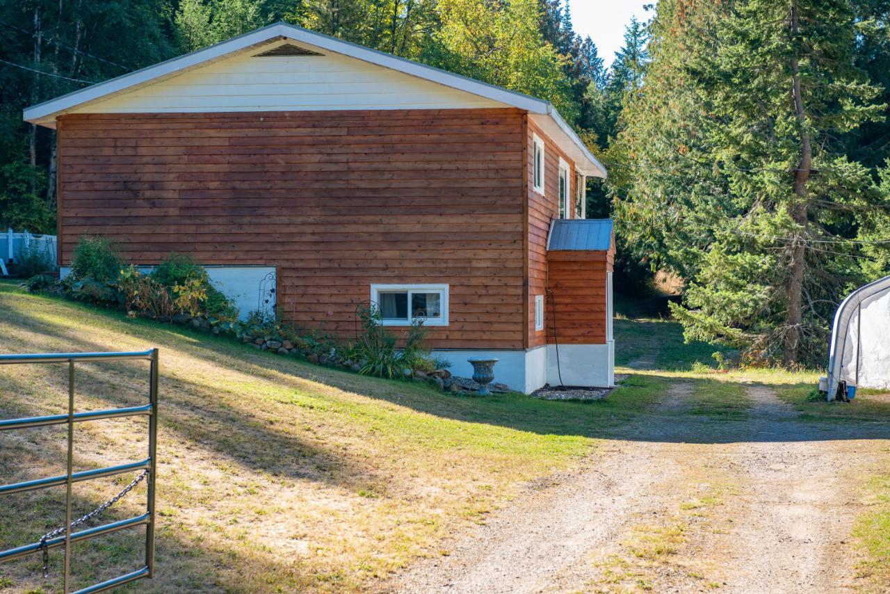 1110 Highway 22, Rossland, British Columbia  V0G 1Y0 - Photo 2 - 2474749