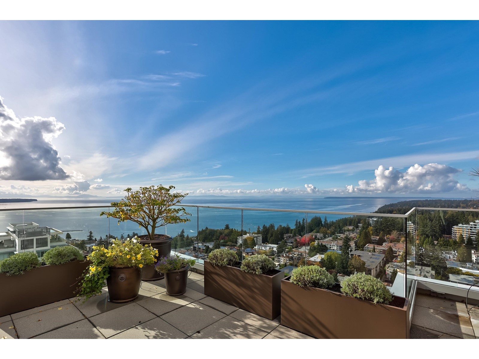 PH2 15152 RUSSELL AVENUE, White Rock