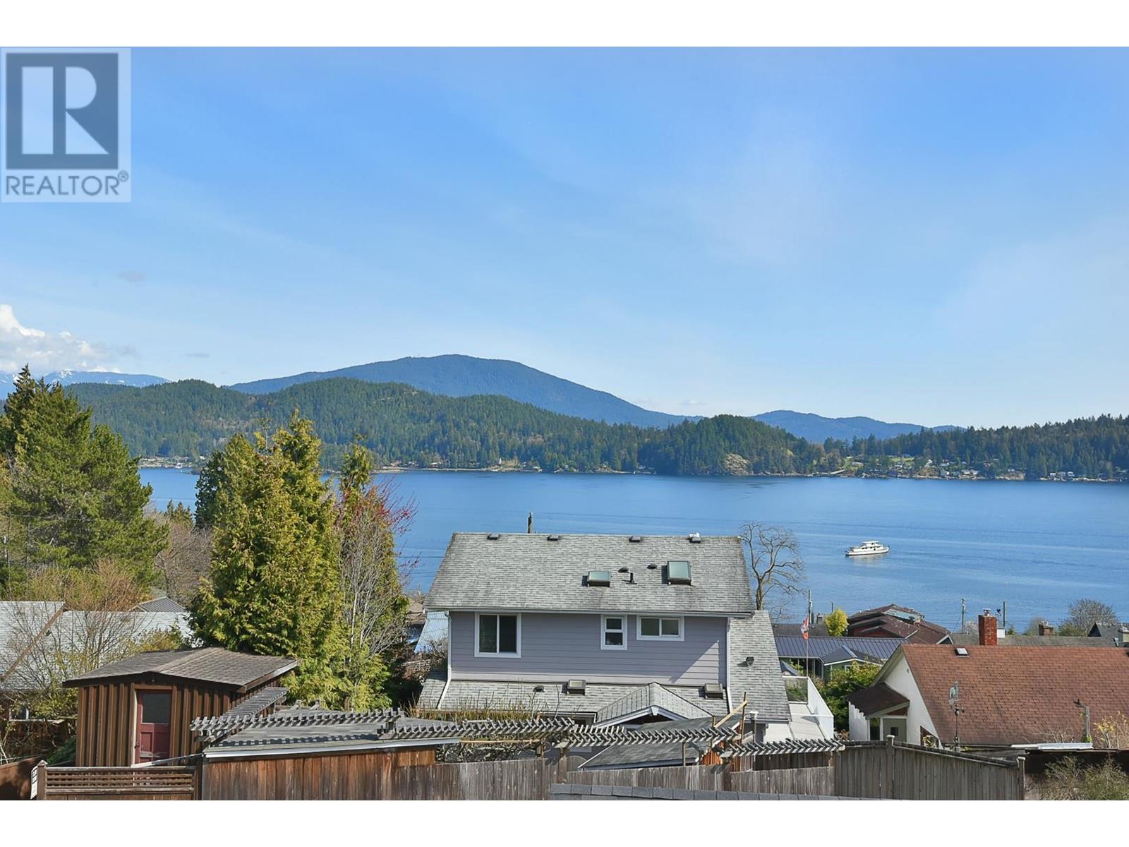 644 Gibsons Way, Gibsons, British Columbia  V0N 1V9 - Photo 12 - R2845819