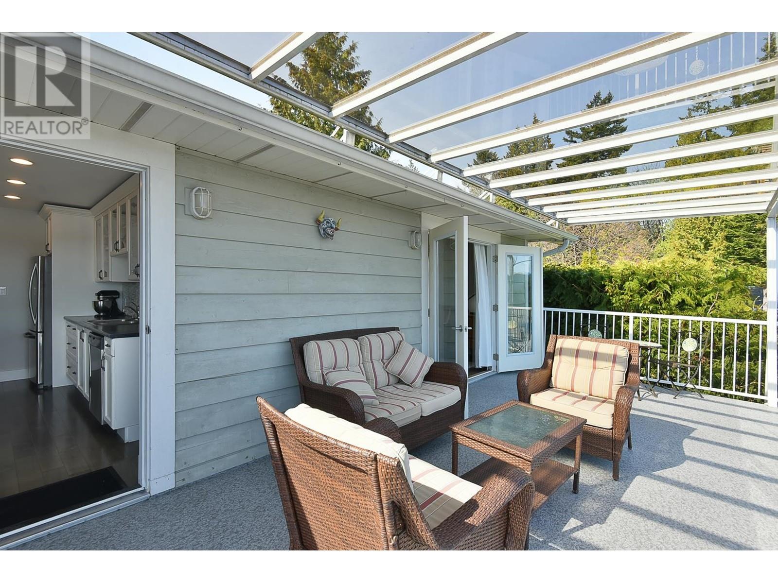 644 Gibsons Way, Gibsons, British Columbia  V0N 1V9 - Photo 13 - R2845819