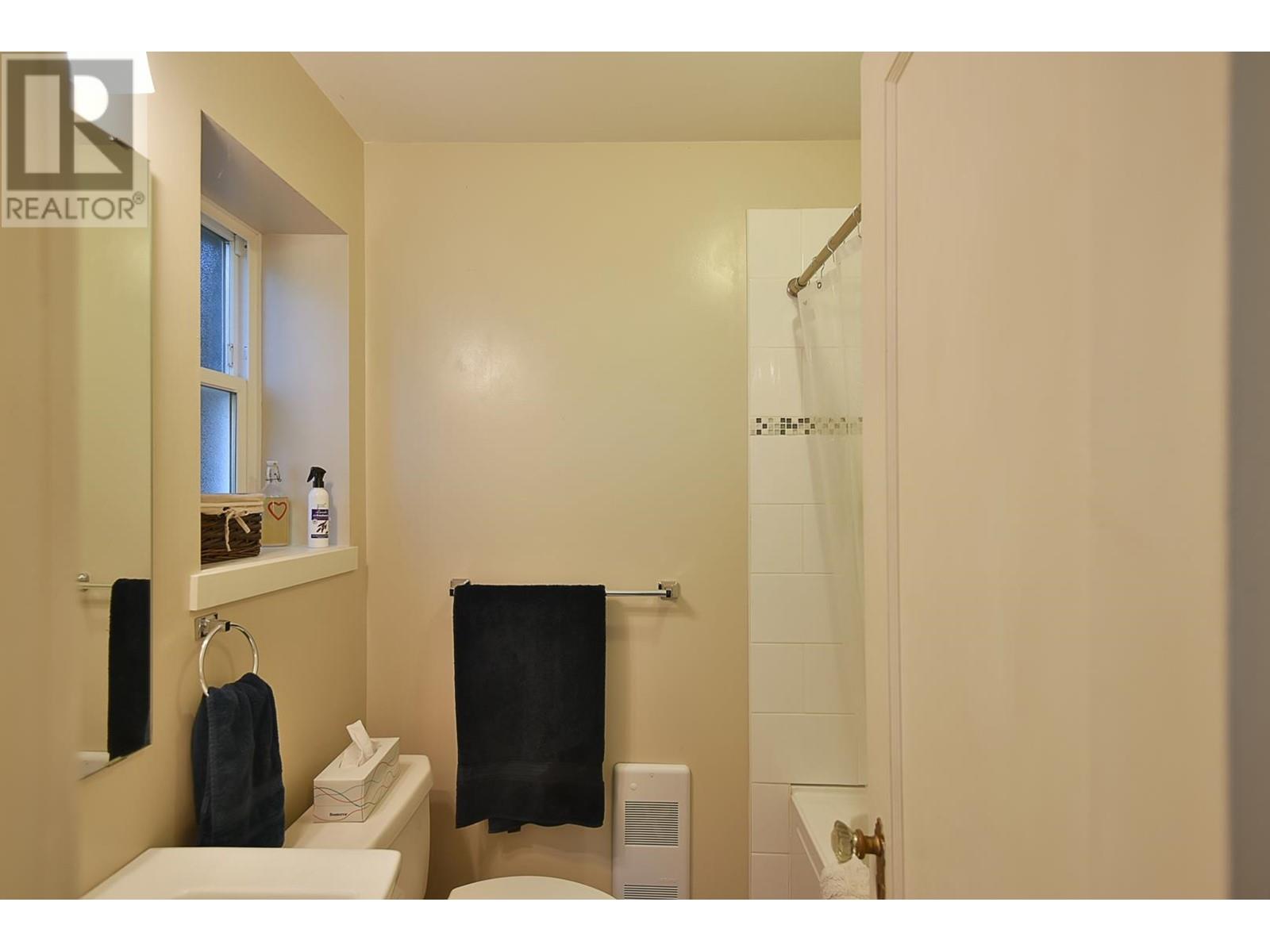 644 Gibsons Way, Gibsons, British Columbia  V0N 1V9 - Photo 23 - R2845819