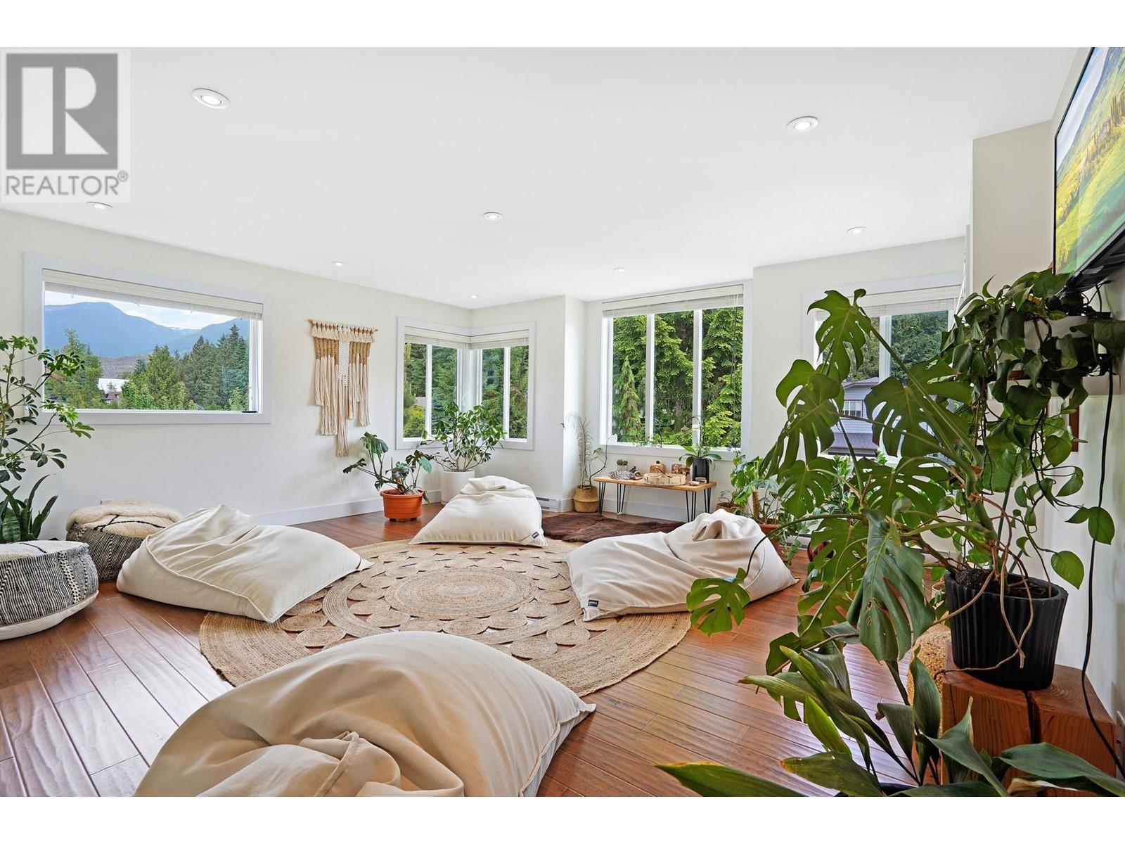 1011 Tobermory Way, Squamish, British Columbia  V0N 1T0 - Photo 3 - R2845994