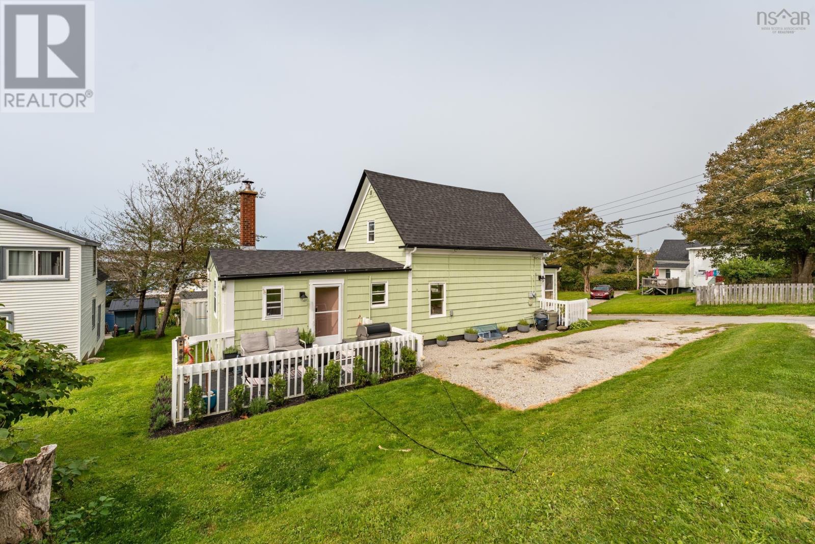 9 Catherine Street, Yarmouth, Nova Scotia  B5A 2Z1 - Photo 1 - 202402043