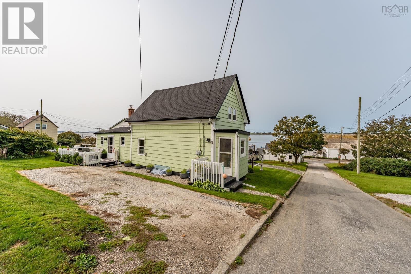 9 Catherine Street, Yarmouth, Nova Scotia  B5A 2Z1 - Photo 3 - 202402043