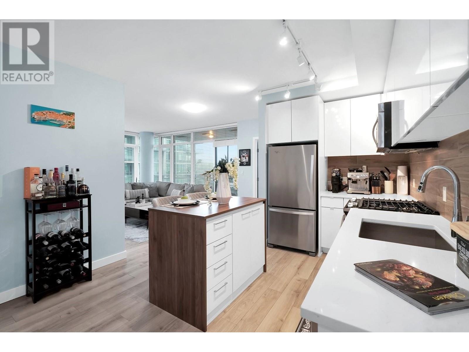 707 200 Nelson's Crescent, New Westminster, British Columbia  V3L 0H4 - Photo 2 - R2846185