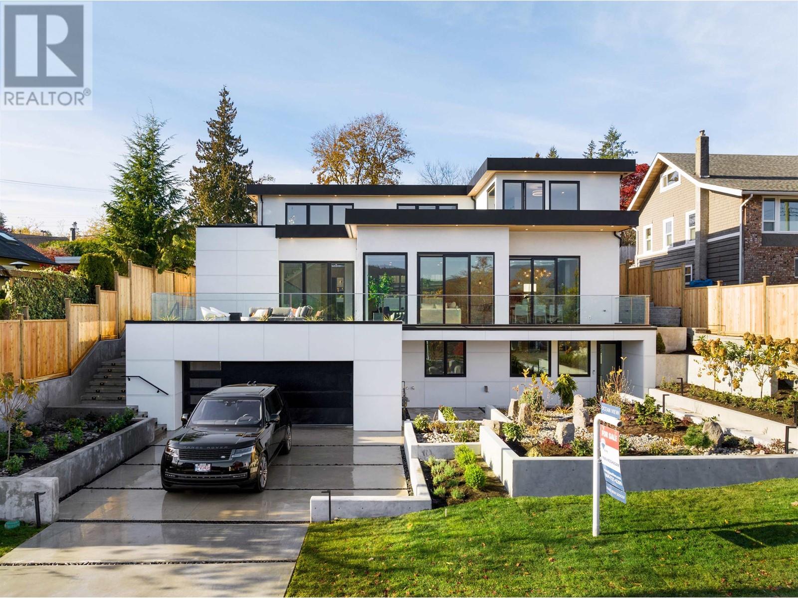 519 Roslyn Boulevard, North Vancouver, British Columbia  V7G 1P2 - Photo 1 - R2846214