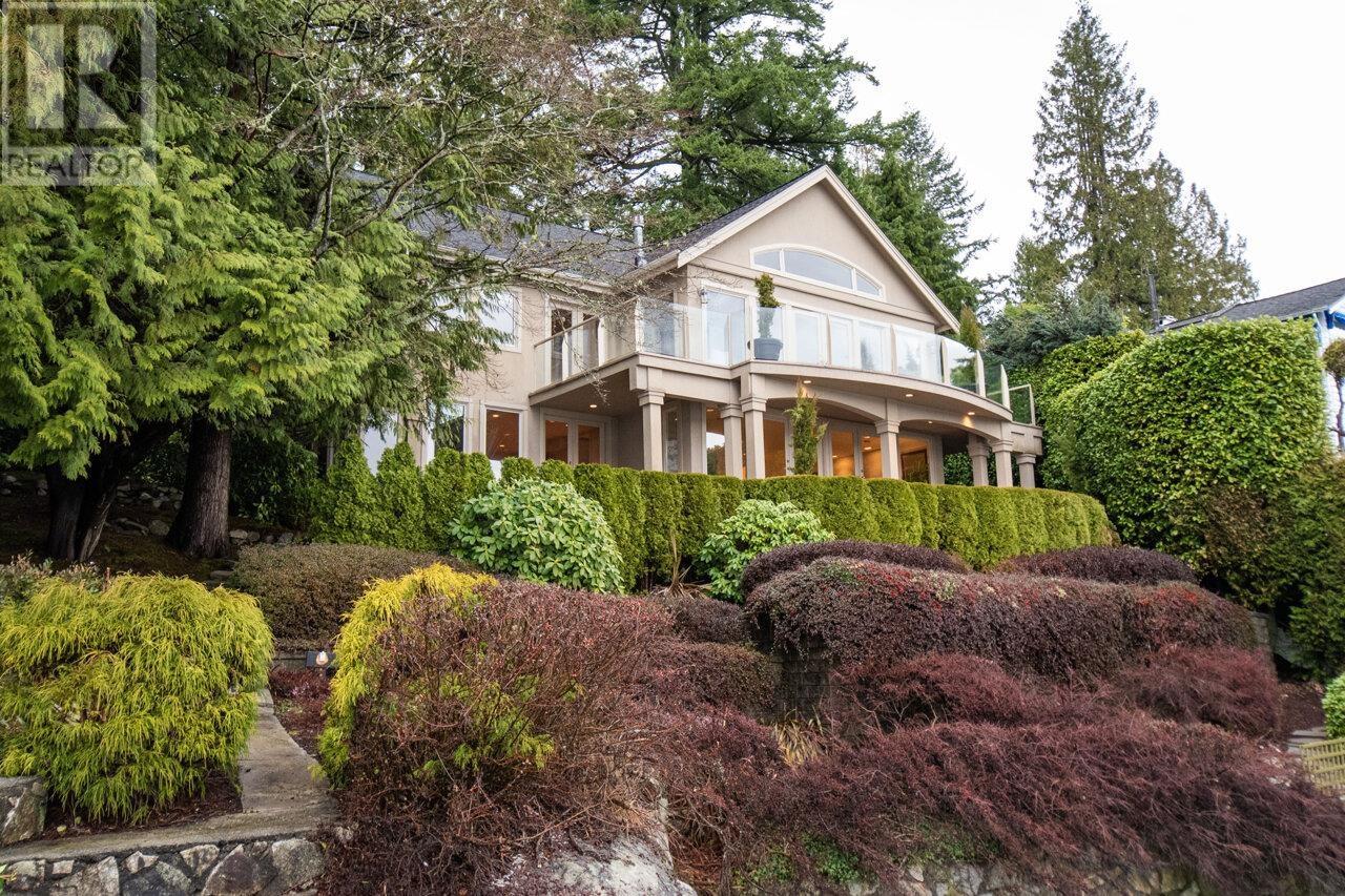4527 Stonehaven Avenue, North Vancouver, British Columbia  V7G 1E7 - Photo 2 - R2846279