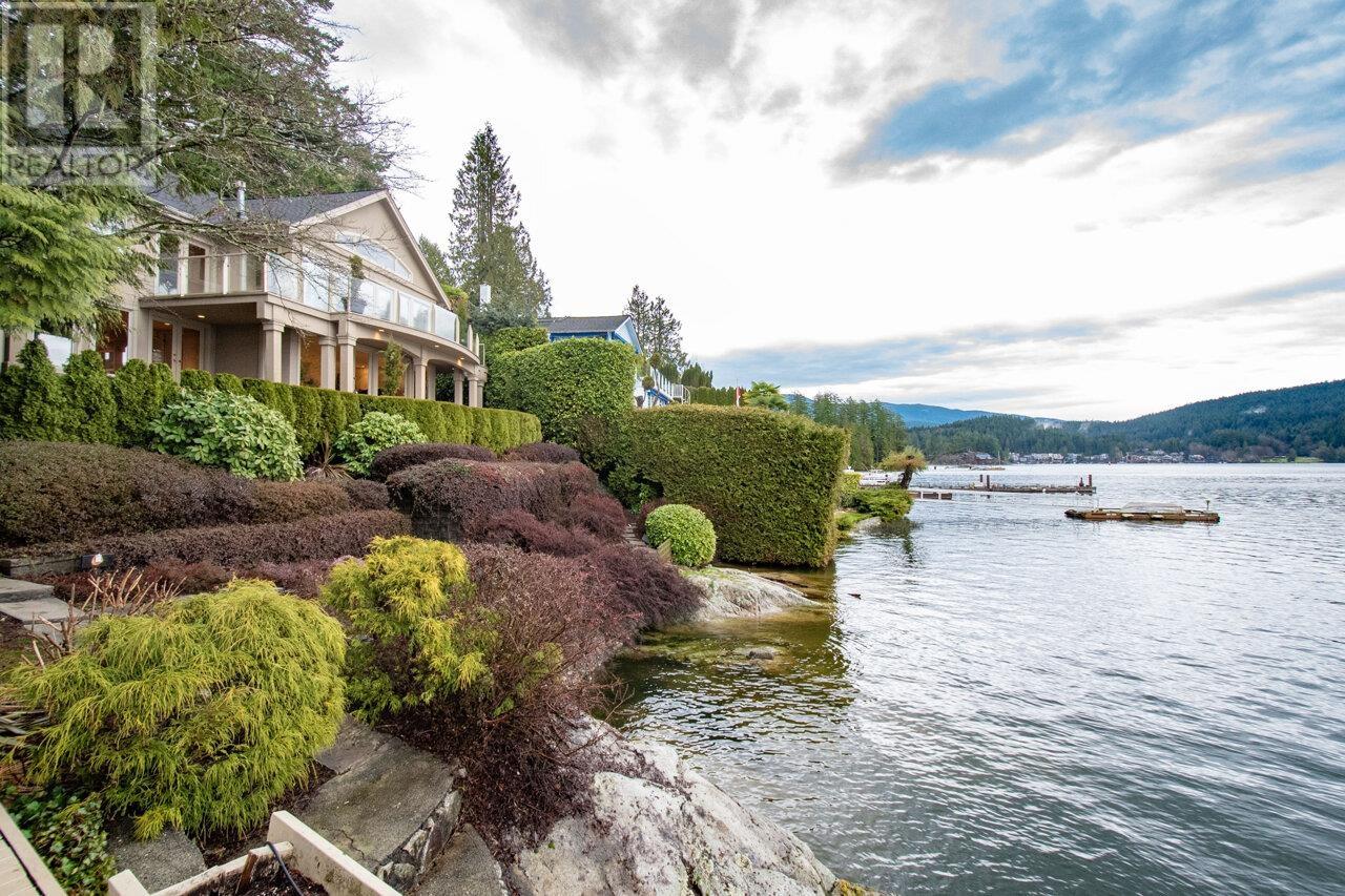 4527 Stonehaven Avenue, North Vancouver, British Columbia  V7G 1E7 - Photo 3 - R2846279