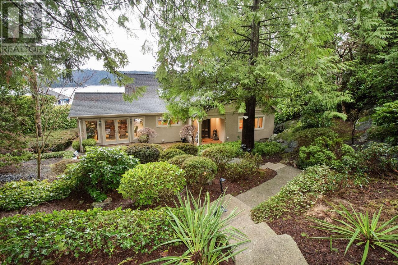 4527 Stonehaven Avenue, North Vancouver, British Columbia  V7G 1E7 - Photo 6 - R2846279