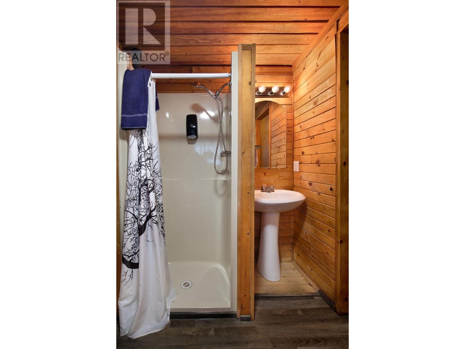 5565 Clearwater Valley Rd, Clearwater, British Columbia   - Photo 3 - 176536