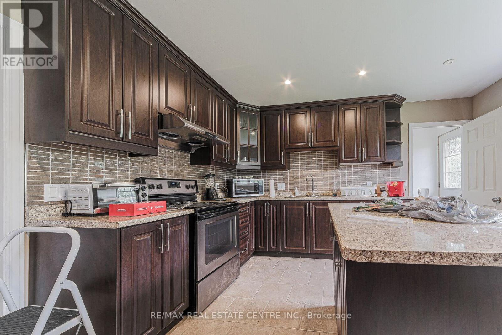 3024 Countryside Dr, Brampton, Ontario  L6P 0V3 - Photo 14 - W8043118