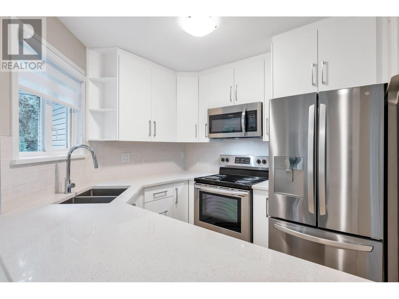 404 7139 18th Avenue, Burnaby, British Columbia  V3N 4Z3 - Photo 2 - R2847256